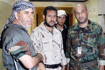 Abdel Hakim Belhaj (centro), comandante de las brigadas rebeldes de Trípoli, con otros rebeldes en la capital libia, a finales de agosto.
Fichas policiales halladas en la sede del espionaje libio.