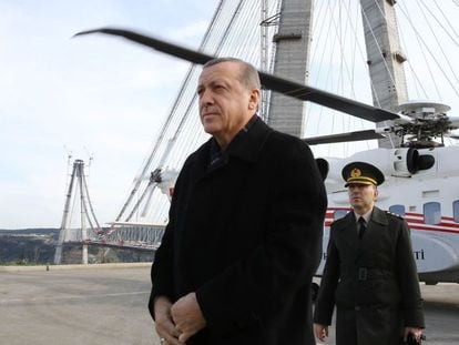 Recep Tayyip Erdogan, ante el nuevo puente sobre el B&oacute;sforo. 