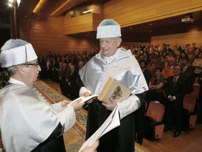 John Rutherford recibiendo el título de doctor honoris