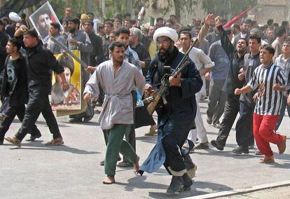 Manifestantes marchando contra una guarnici&oacute;n espa&ntilde;ola en Nayaf en abril de 2004.