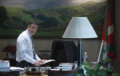 El 'lehendakari', Patxi López, en su despacho de Vitoria.