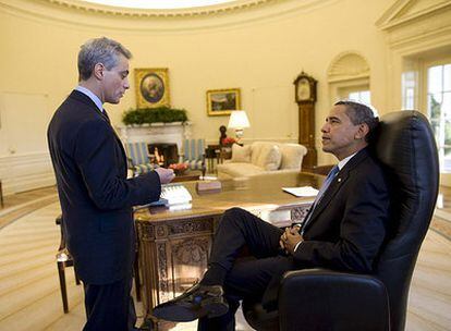 Obama departe con su jefe de gabinete, Rahm Emanuel, en el Despacho Oval.