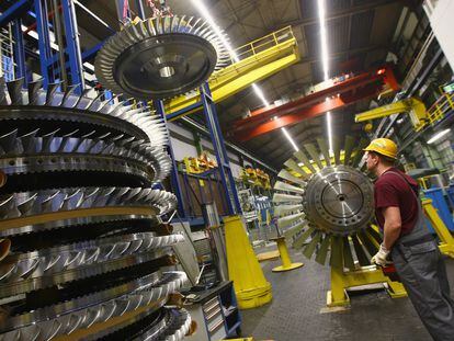 Un trabajador en una fábrica de turbinas de Siemens en Alemania.