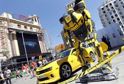 Presentación en Madrid de la película 'Transformer III. El lado oscuro de la Luna' con los robots y camiones del espectáculo.