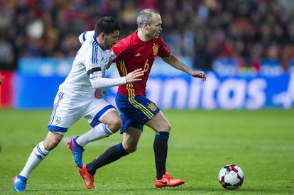 Andrés Iniesta, de la selección de España, se hace con el balón frente a Almog Cohen, de Israel.
