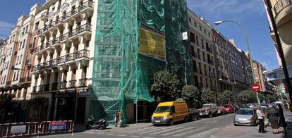Fachada en rehabilitación en un edificio en Chamberí.