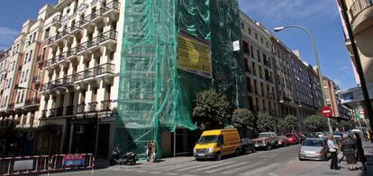 Fachada en rehabilitaci&oacute;n en un edificio en Chamber&iacute;.