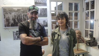 Loay Al Hadhary (izquierda) y Zainab Aldehaimy (derecha) son dos artistas iraquíes cuya obra está impactada por el conflicto en su país.