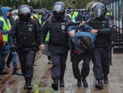 Policías rusos detienen a una persona que participaba en las protestas contra la movilización militar de Rusia, en Moscú, este sábado.