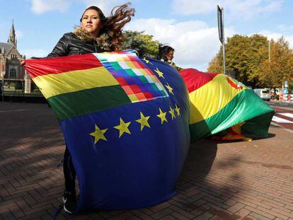 Una mujer boliviana, este lunes frente a la Corte Internacional de Justicia, en La Haya. EVA PLEVIER REUTERS