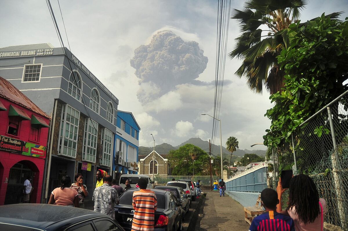 La erupción del volcán La Soufrière deja miles de evacuados y cortes de luz y agua en San Vicente