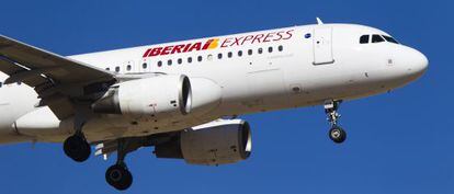 Un avión de Iberia Express se prepara para aterrizar en Barajas.