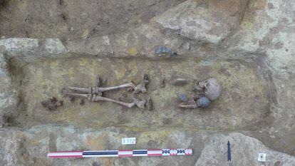 Esqueleto encontrado en una de las 50 tumbas halladas en París.