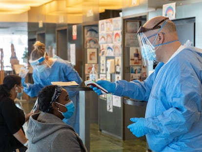 Personal sanitario realiza pruebas a pacientes enfermos de coronavirus en el hotel Melià Sarrià de Barcelona.