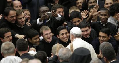 Varios sacerdotes saludan al papa Francisco.