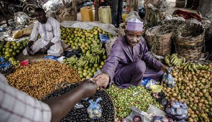 Un hombre atiende su puesto de frutas y verduras en Tanout, en la región de Zinder, Níger. 
