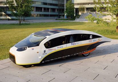 La Universidad Técnica de Eindhoven, en Holanda, ha diseñado el Stella Vie, una visión de los coches del futuro con un interior espacioso, minimalista y ergonómico, según sus creadores. Su gran capacidad para generar electricidad permitirá aprovechar el excedente en los hogares.