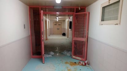 Imagen del CIE de Murcia tras la fuga de 67 inmigrantes.
