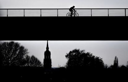 Un ciclista en el puente Waldschloesschen en Dresde, Alemania.