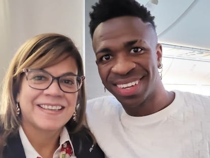 Elizabet May, junto al futbolista del Real Madrid Vinícius Jr. en el avión en el que coincidieron.