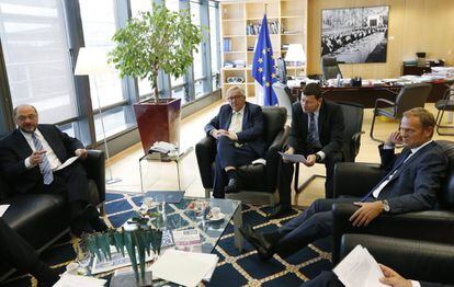 Juncker, junto a Tusk (i) y Schulz (d) tras conocer el Brexit