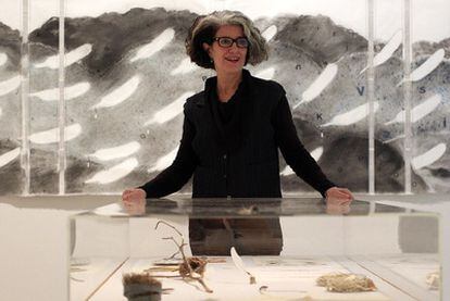 Elena del Rivero posa entre las piezas de la exposición en la galería Elvira González.