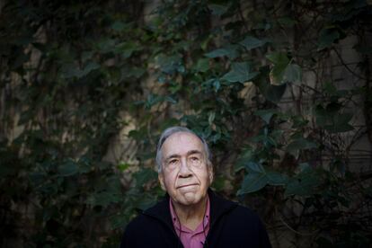 El poeta Joan Margarit en su casa de Sant Just Desvern.