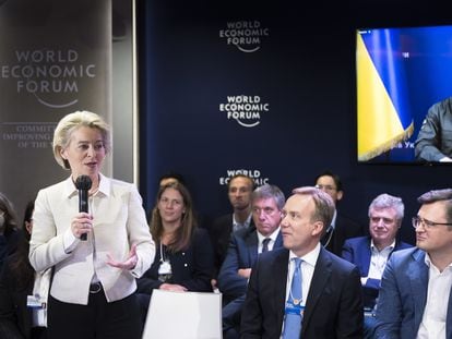 La presidenta de la Comisión Europea, Ursula von der Leyen, se dirige a los participantes del Foro de Davos, junto a su presidente, Borge Brende, y el ministro de Exteriores de Ucrania, Dmitro Kuleba, el miércoles.