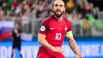 Ricardinho celebra el primero de Portugal.