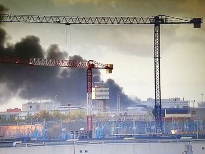 Incendio a una empresa de gestión de residuos de la calle A de la Zona Franca, este sábado.