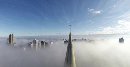 Nubes sobre los edificios en Maringa (Brasil).