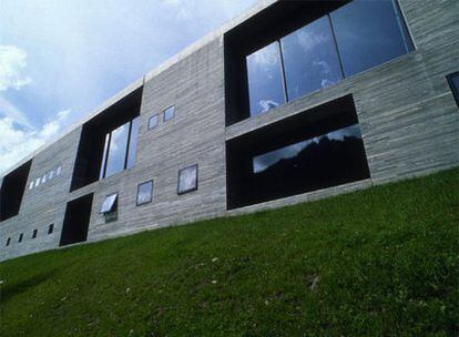 Imagen de la fachada del edificio de las Termas de Vals, en Suiza, del arquitecto Peter Zumthor