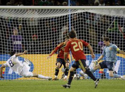 Dempsey (a la izquierda) marca el segundo gol de Estados Unidos ante Sergio Ramos y Casillas.