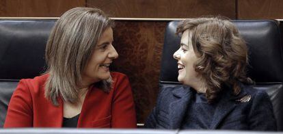 La vicepresidenta del Gobierno, Soraya Sáenz de Santamaría, y la ministra de Empleo, Fátima Báñez, en el Congreso.