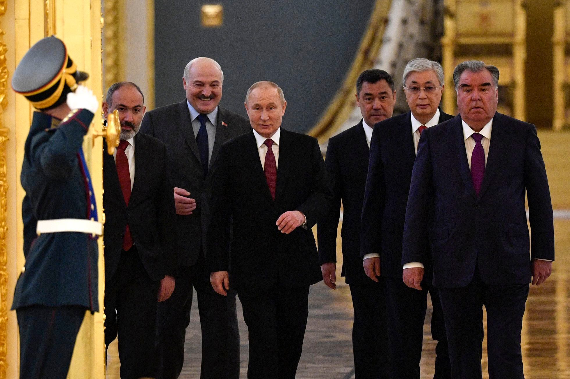 Vladímir Putin, junto con desde la izquierda, el primer ministro armenio, Nikol Pashinyan,; el presidente bielorruso, Alexander Lukashenko; el presidente de Kirguizistán, Sadyr Japarov, el presidente de Kazajistán, Kassym-Jomart Tokayev, y el de Tayikistán, Emomali Rakhmon, el pasado día 16 en el Kremlin.