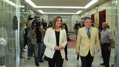 La ministra de Empleo, Fátima Báñez, y el secretario de Estado de Seguridad Social, Tomás Burgos, a la entrada de la reunión.