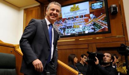 Urkullu se dispone a sentarse en su escaño en el pleno de investidura.
