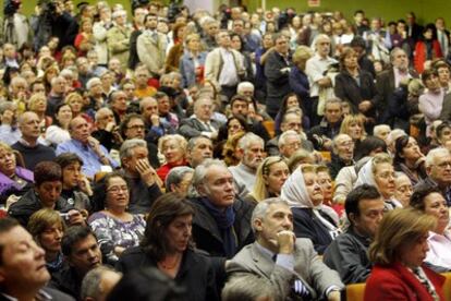 Decenas de asistentes, entre los que se encuentran las Madres de la Plaza de Mayo, han apoyado a Garzón en la Complutense. Muchos ni siquiera han podido entrar al anfiteatro.