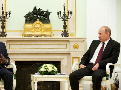 El enviado especial de la ONU y la Liga Árabe a Siria, Kofi Annan, y el presidente ruso Vladimir Putin.