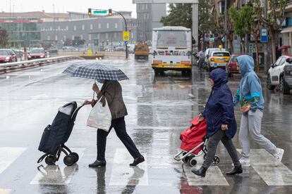 Varias mujeres se protegen de la lluvia, el pasado miércoles en la avenida de la Ronda Norte de Murcia.