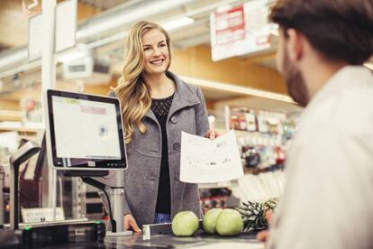 Una persona sacando dinero en un comercio