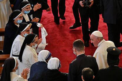 Un grupo de monjas da la bienvenida al Pontífice en la catedral católica siria de Bagdad, este viernes.