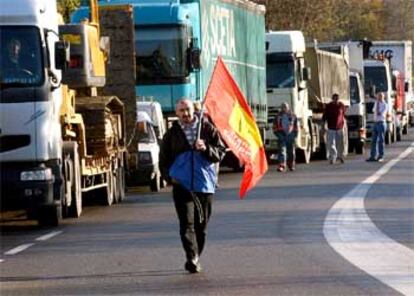 Los camiones hacen cola cerca de la localidad francesa de Colomiers en una carretera bloqueada por los huelguistas.