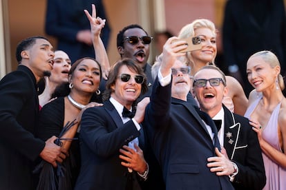 Da sinistra, Greg Tarzan Davis; Hayley Atwell; Angela Bassett, Tom Cruise; Tramell Tillman, regista Christopher McQuarrie; Hannah Waddingham; Simon Pegg e Pom Klementieff, prima della première di 'Mission: Impossible. Giudizio finale.
