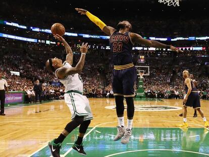 LeBron James tapona a Isaiah Thomas.