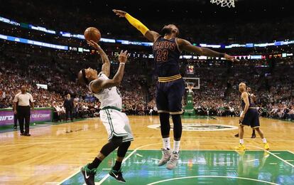 LeBron James tapona a Isaiah Thomas.