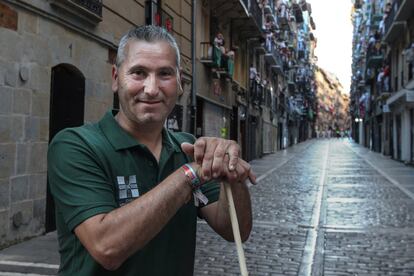 El pastor más joven del encierro no es un novato. Desde hace 11 años Víctor Navas se lanza a la carrera armado solamente con una vara para acompañar a la torada en su recorrido por las calles de Pamplona. “Proteger a los toros es lo más”, a la vez que intenta evitar que algunos corredores se conviertan en un riesgo para sí mismos, los demás y los propios animales. Lejos de vivirlo como una rutina, cada encierro se aplica en cuidar al toro con mayor pasión.