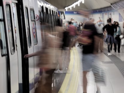 Pasajeros en el andén de la estación de metro de Sol, a 14 de junio de 2021.