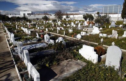 Tumbas musulmanas en el cementerio de Gri&ntilde;&oacute;n, en 2015.