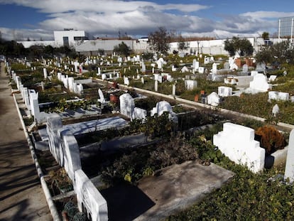 Tumbas musulmanas en el cementerio de Gri&ntilde;&oacute;n, en 2015.